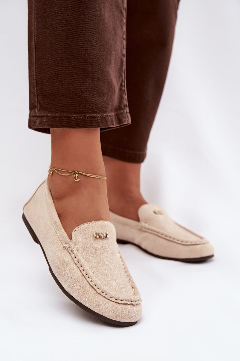 Beige Mokassins aus Velourslederimitat mit goldenem Detail