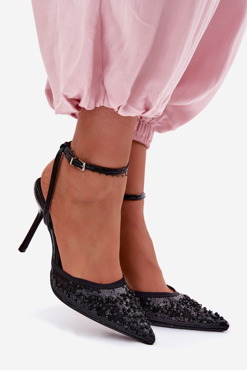 Schwarze Sandale mit Stiletto-Absatz und Verzierungen