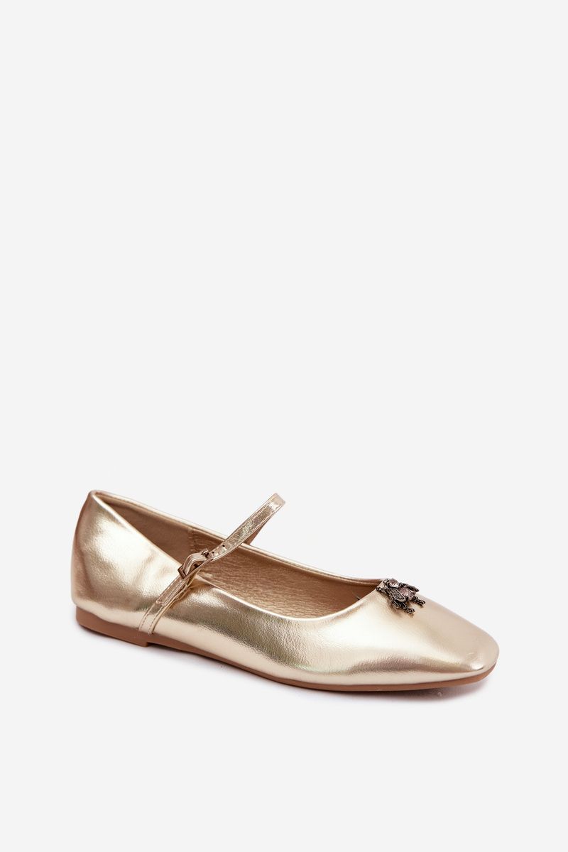 Ballerina mit Riemen und Schmuckdetail aus goldfarbenem Kunstleder