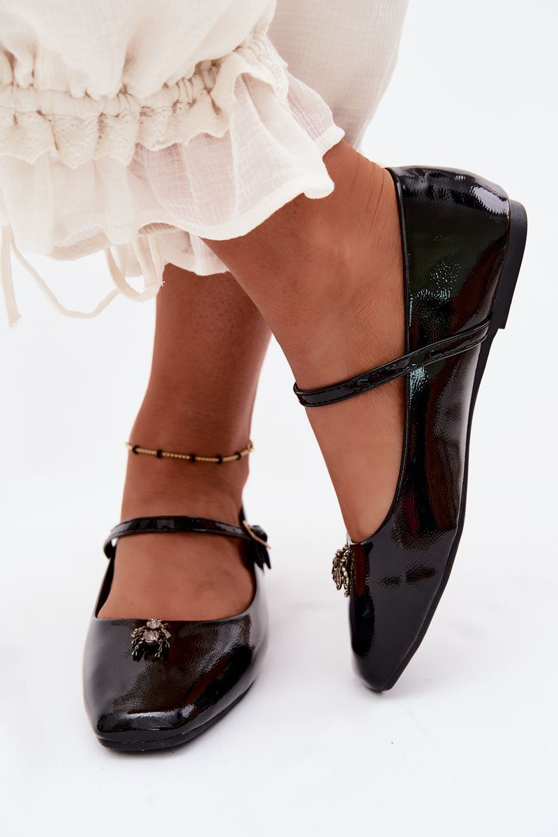 Lackierte Ballerinas mit Riemen und Zierapplikation aus Kunstleder, schwarz