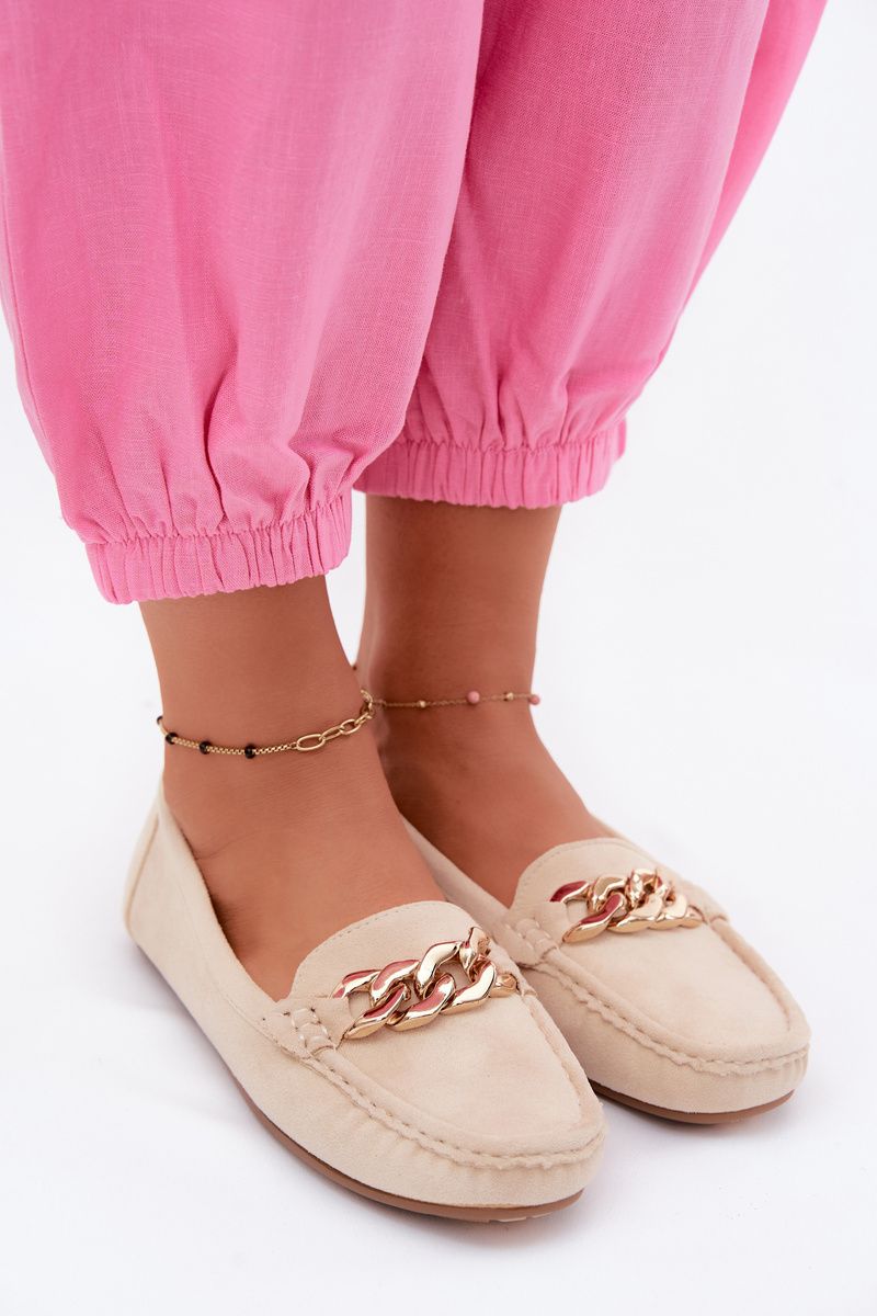 Beige Mokassins mit goldener Kette aus Wildlederimitat