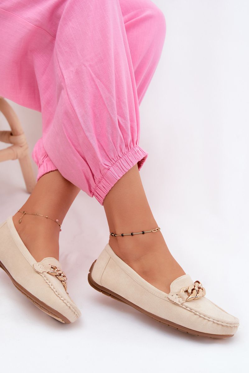 Beige Mokassins mit goldener Kette aus Wildlederimitat