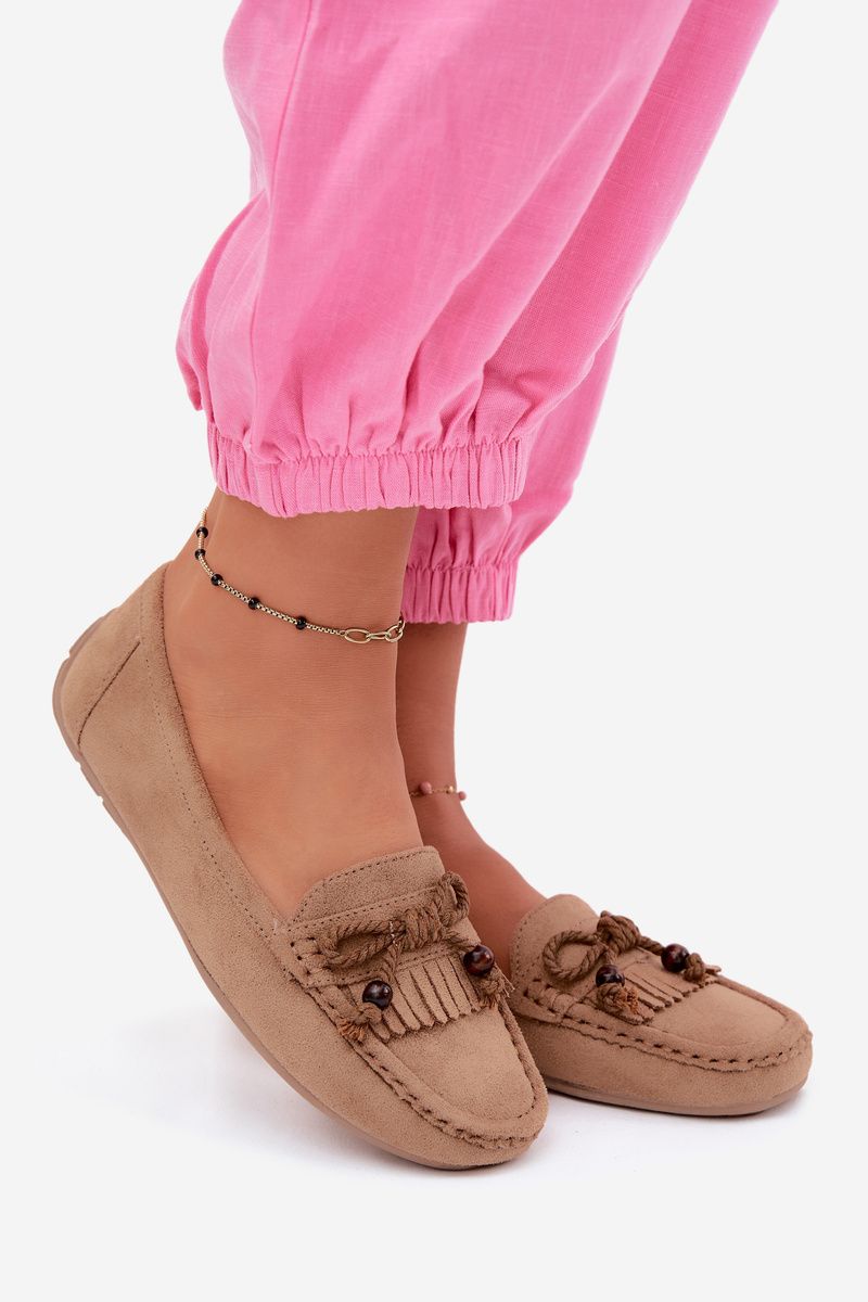 Beige Mokassins aus Veloursleder mit Schleife und Fransen