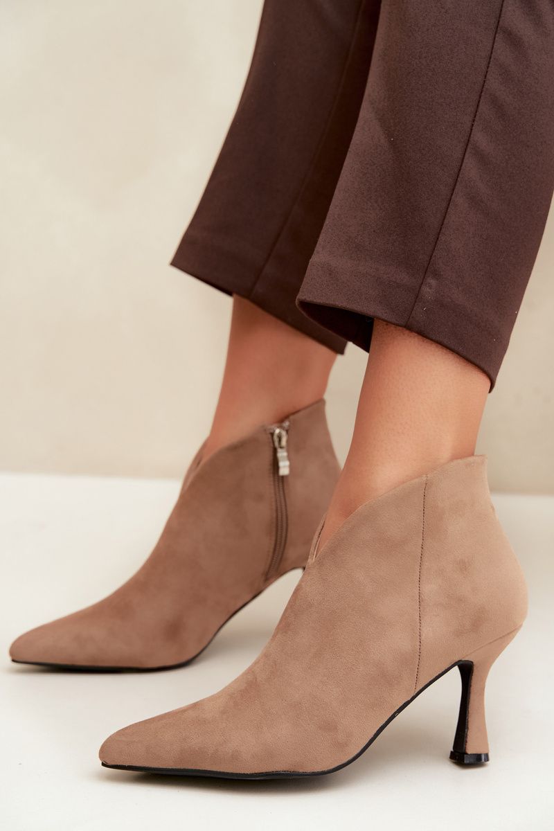 Beige Stiefelette mit schlankem Absatz und spitzer Kappe