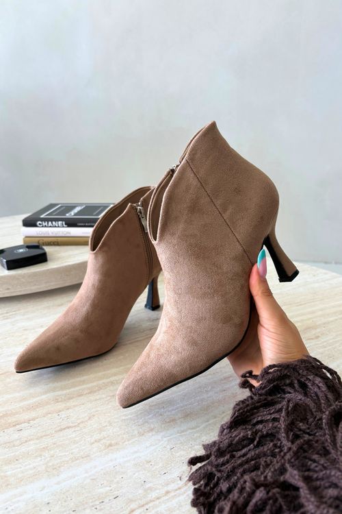 Beige Stiefelette mit schlankem Absatz und spitzer Kappe