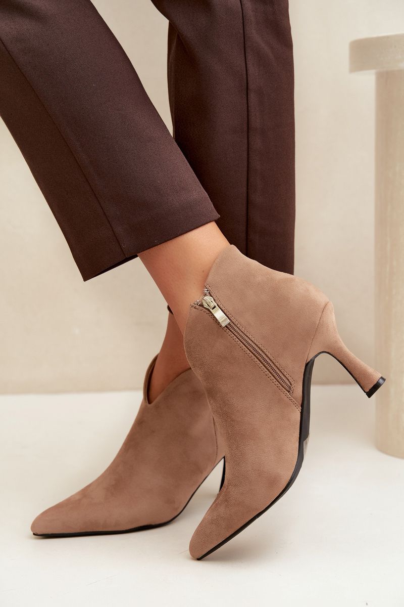 Beige Stiefelette mit schlankem Absatz und spitzer Kappe