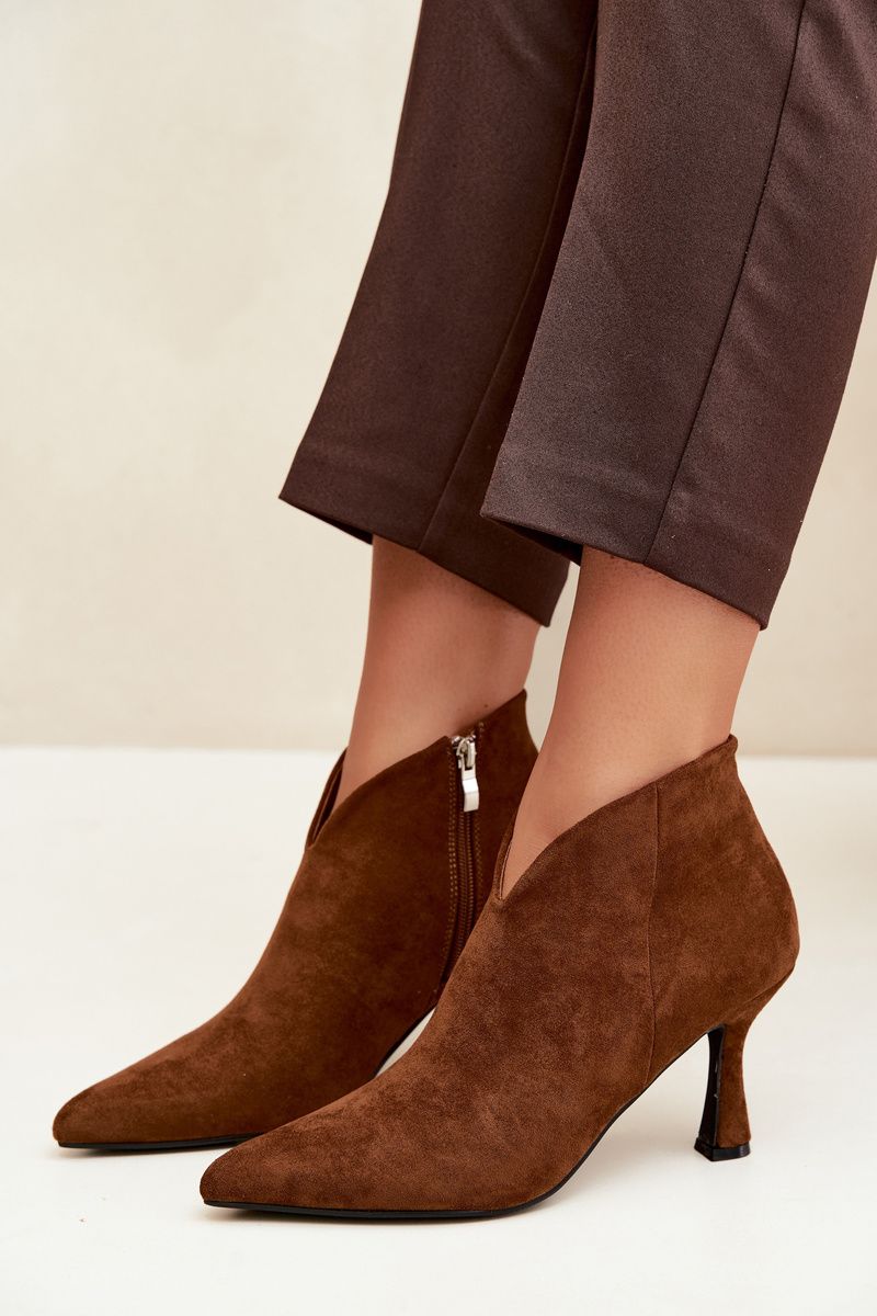 Stiefelette mit schlankem Absatz und spitzer Spitze braun