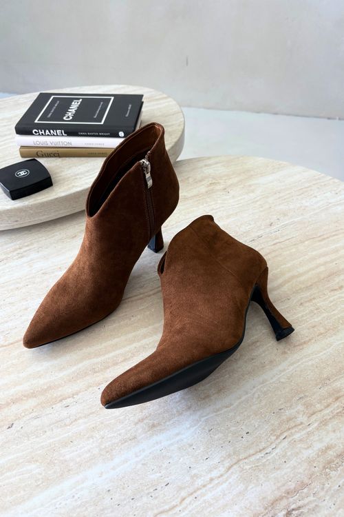 Stiefelette mit schlankem Absatz und spitzer Spitze braun