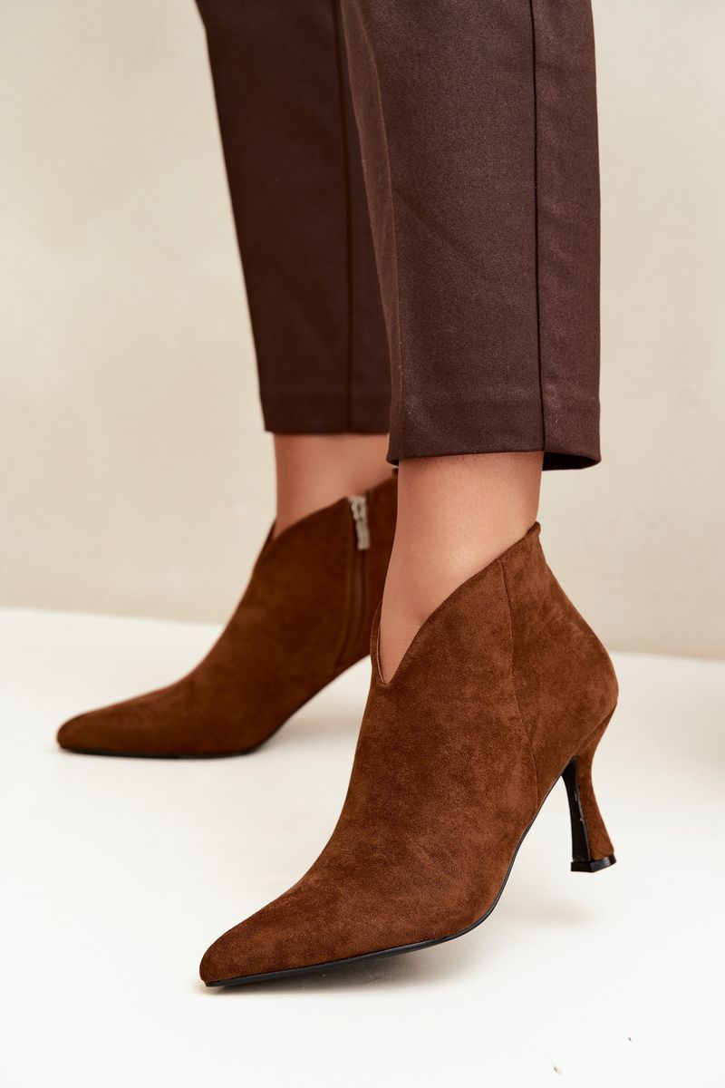 Stiefelette mit schlankem Absatz und spitzer Spitze braun
