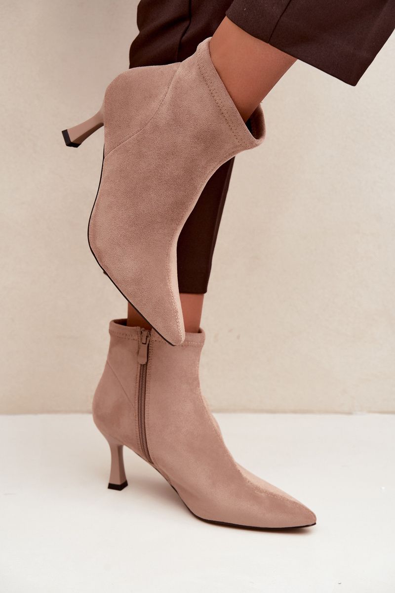 Beige Stiefelette mit schlankem Absatz und Ziernaht