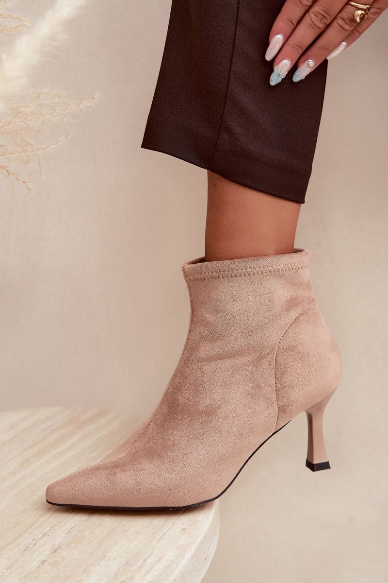 Beige Stiefelette mit schlankem Absatz und Ziernaht