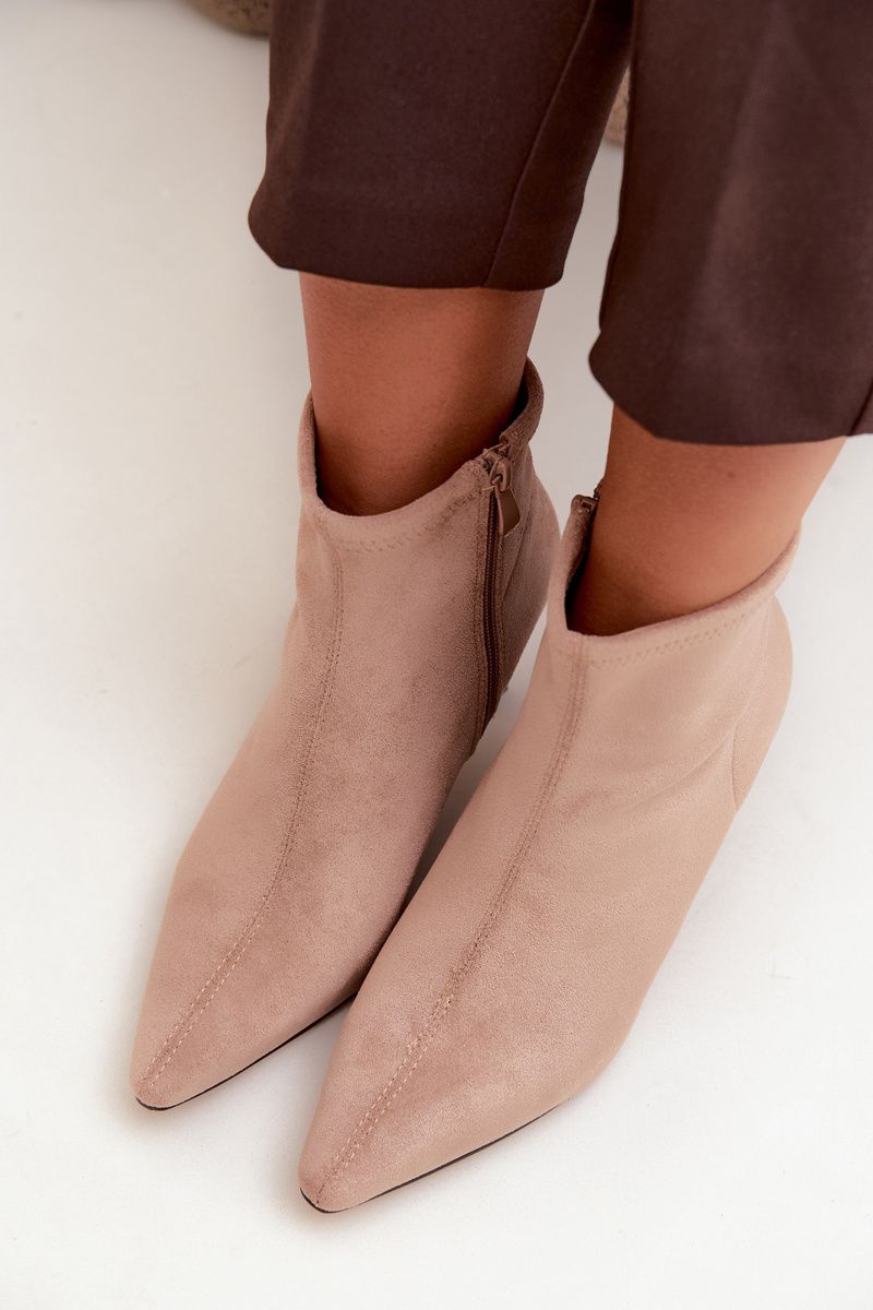 Beige Stiefelette mit schlankem Absatz und Ziernaht