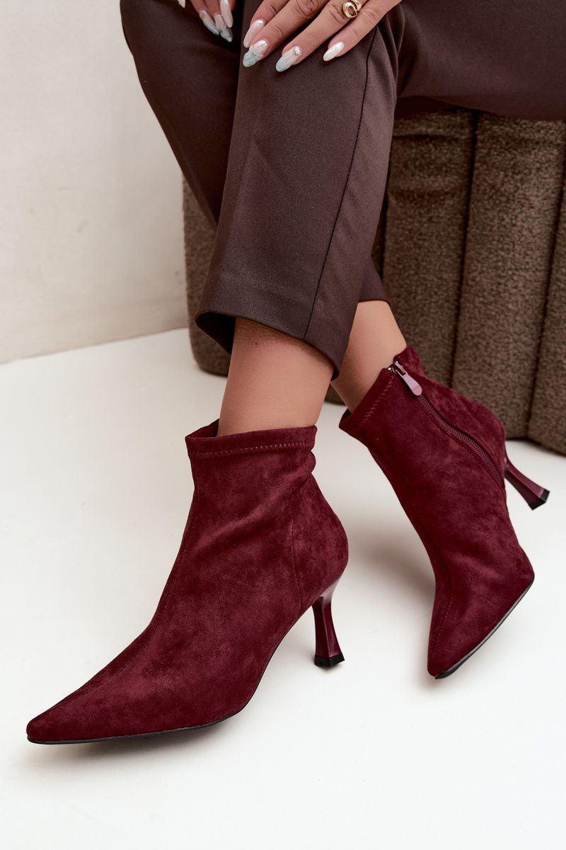 Rote Stiefelette mit Absatz und spitzer Kappe
