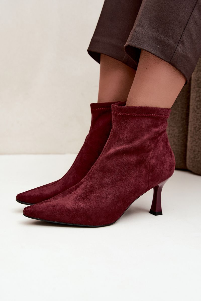 Rote Stiefelette mit Absatz und spitzer Kappe