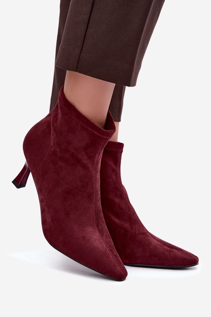 Rote Stiefelette mit Absatz und spitzer Kappe
