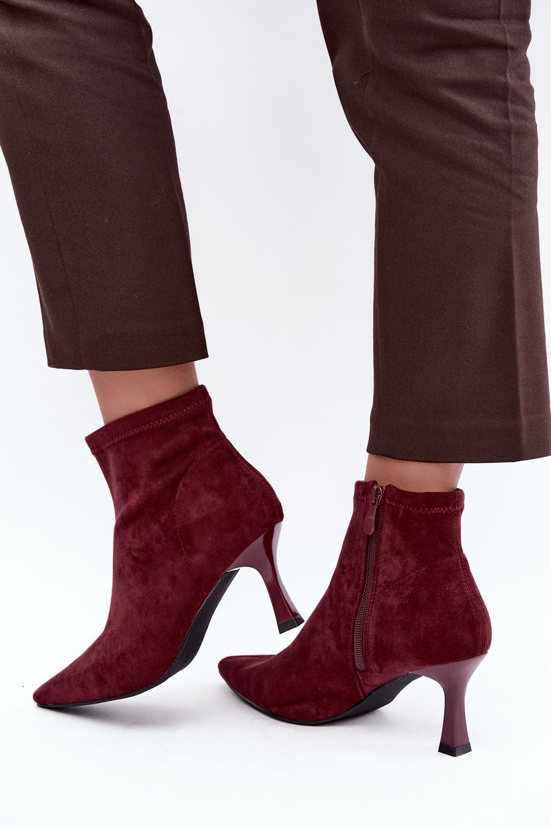 Rote Stiefelette mit Absatz und spitzer Kappe