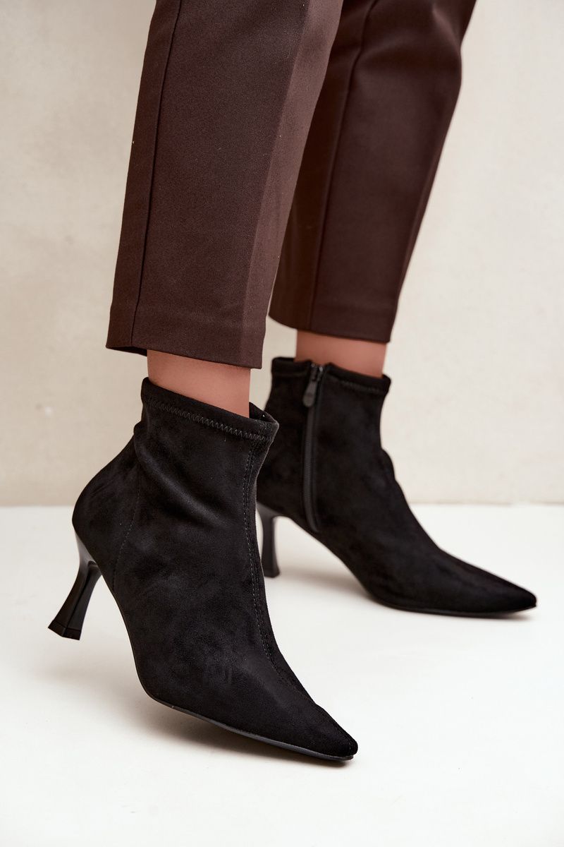 Schwarze Stiefelette mit schlankem Absatz und spitzer Kappe