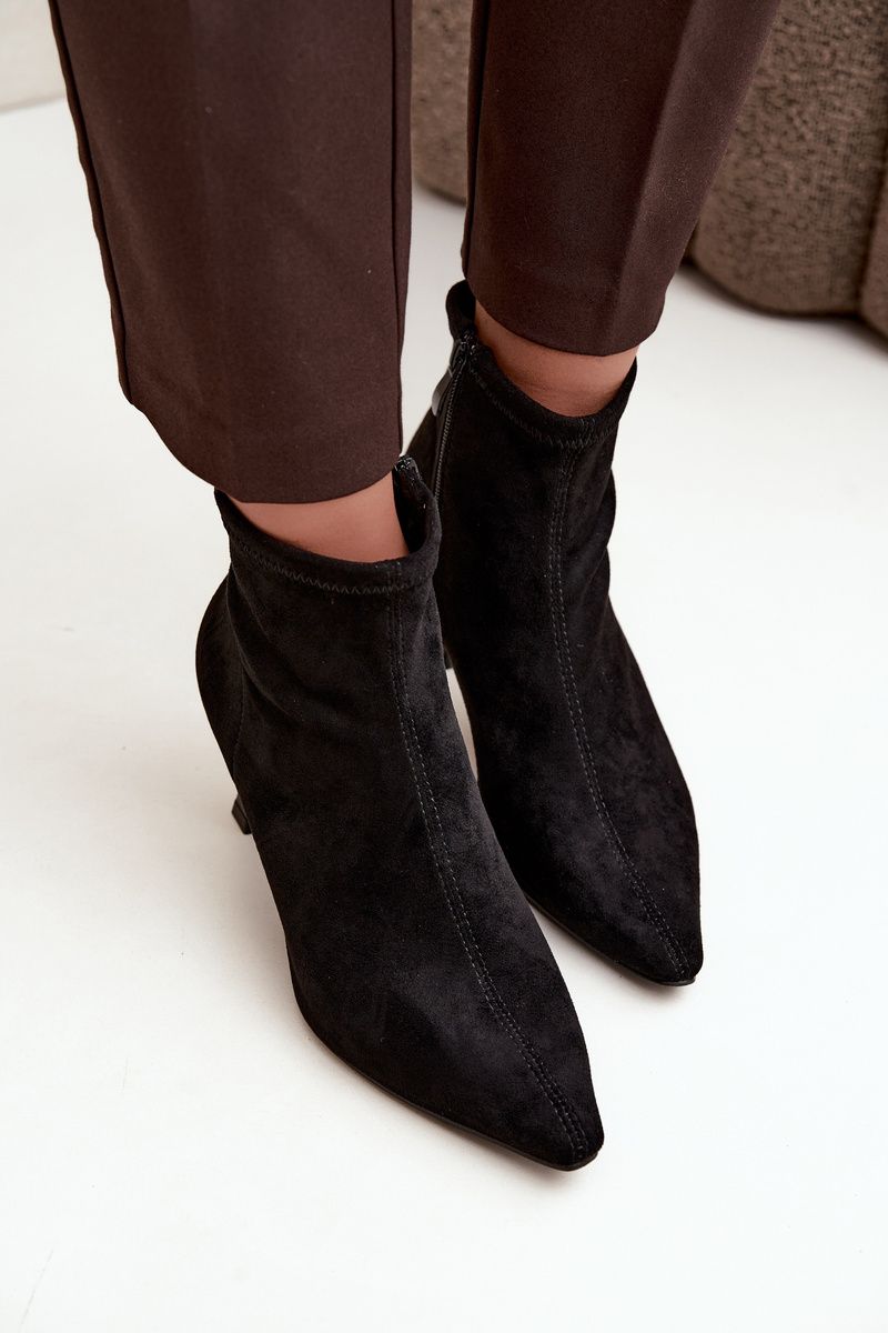 Schwarze Stiefelette mit schlankem Absatz und spitzer Kappe