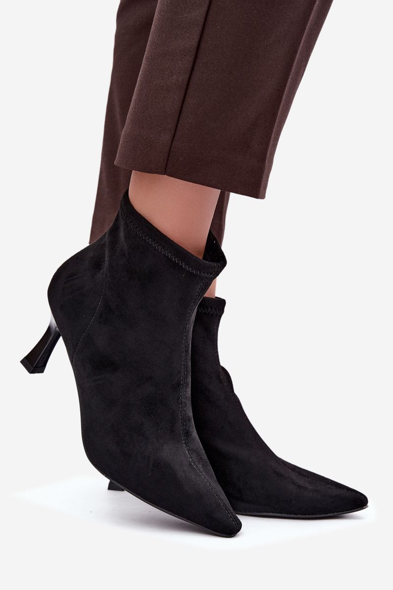 Schwarze Stiefelette mit schlankem Absatz und spitzer Kappe