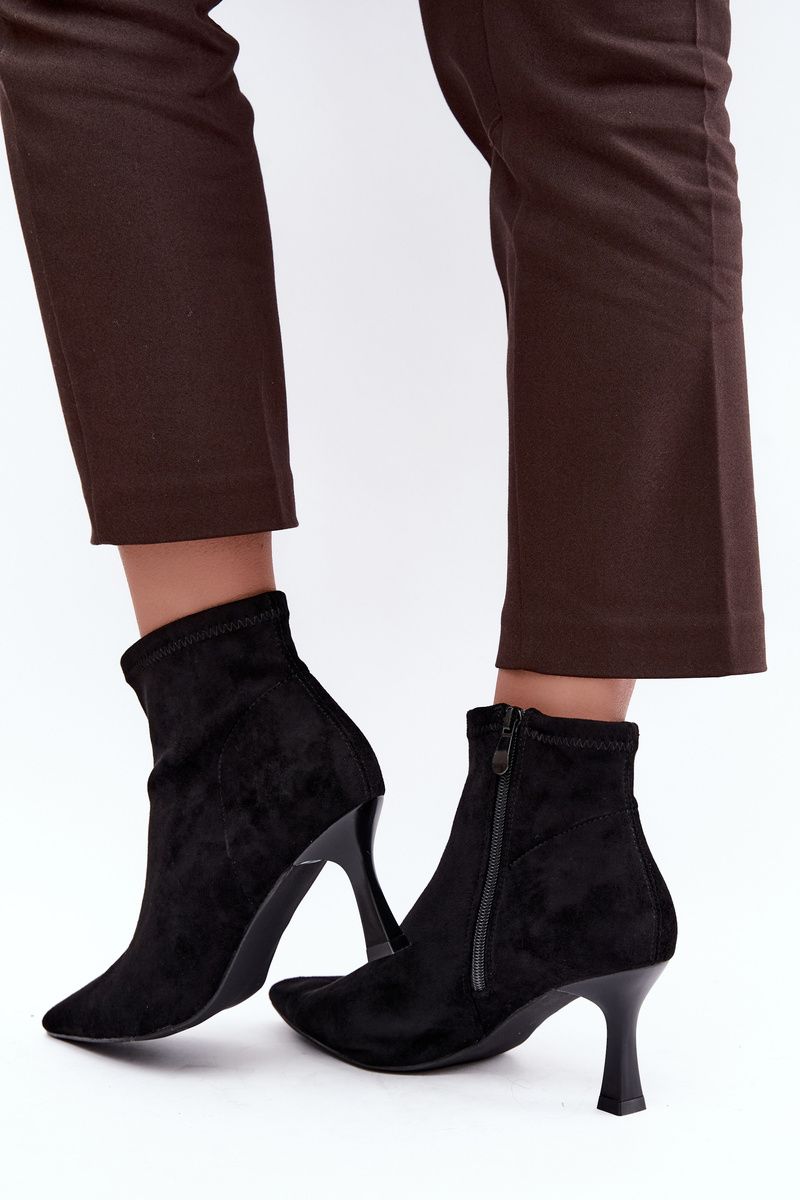 Schwarze Stiefelette mit schlankem Absatz und spitzer Kappe