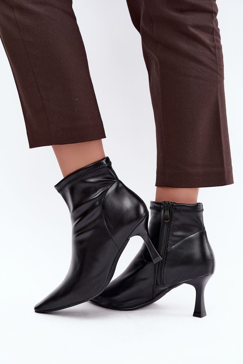 Schwarze Stiefelette mit schlankem Absatz aus Kunstleder