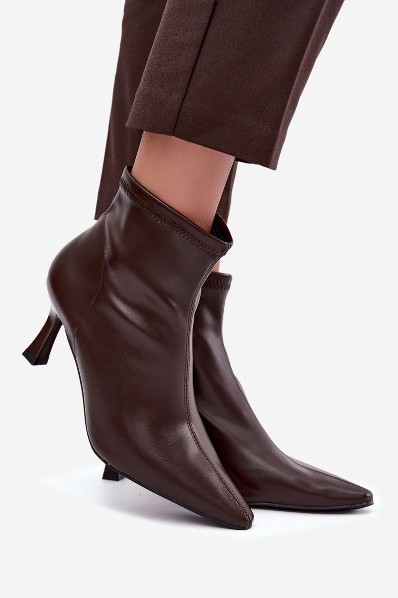 Stiefelette mit schlankem Absatz und Ziernaht aus Kunstleder, braun