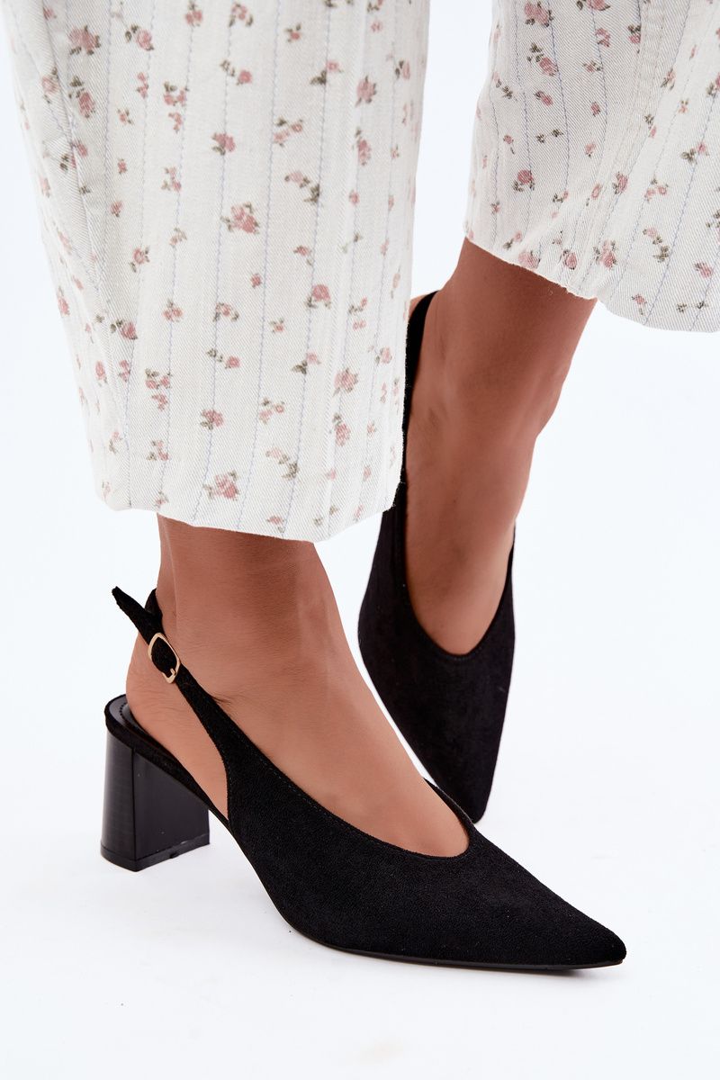 Schwarze Pumps mit offener Ferse und Blockabsatz