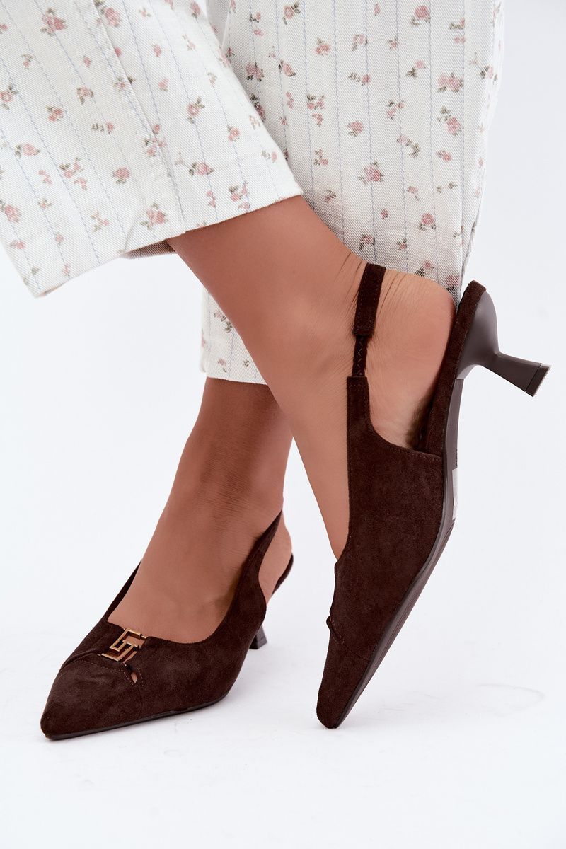 Braune Pumps aus Veloursleder mit offener Ferse und dekorativem Detail