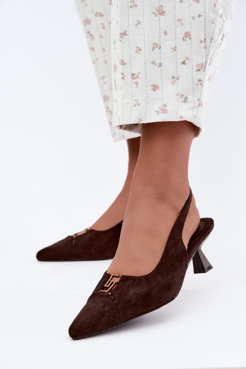 Braune Pumps aus Veloursleder mit offener Ferse und dekorativem Detail