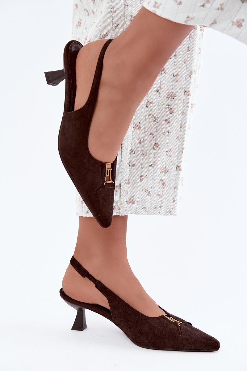 Braune Pumps aus Veloursleder mit offener Ferse und dekorativem Detail