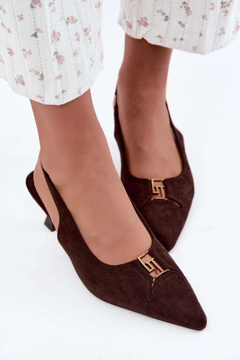 Braune Pumps aus Veloursleder mit offener Ferse und dekorativem Detail