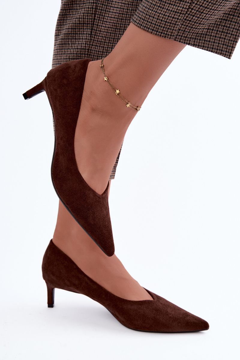 Pumps mit spitzer Kappe aus braunem Veloursleder