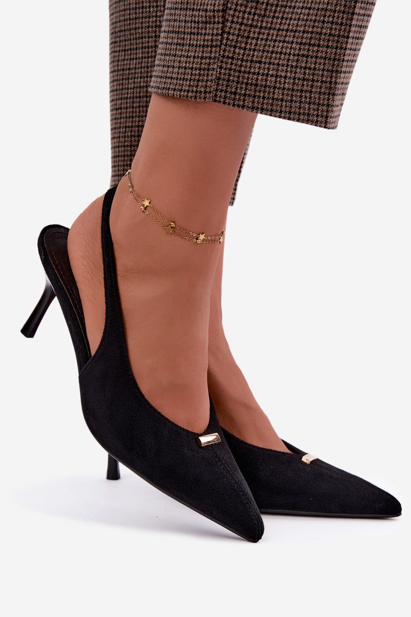 Schwarze Pumps mit offener Ferse und goldenem Detail am Stilettoabsatz