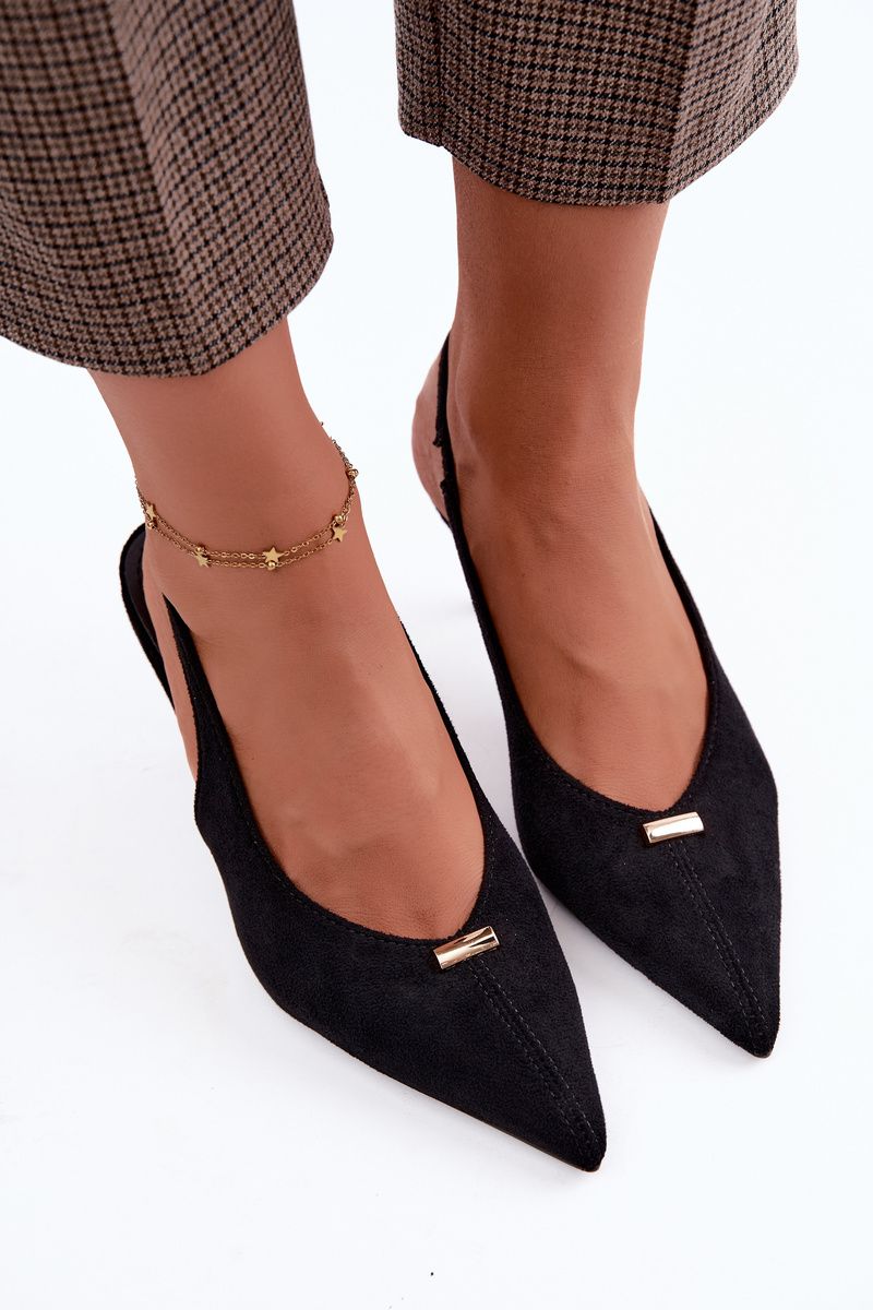 Schwarze Pumps mit offener Ferse und goldenem Detail am Stilettoabsatz