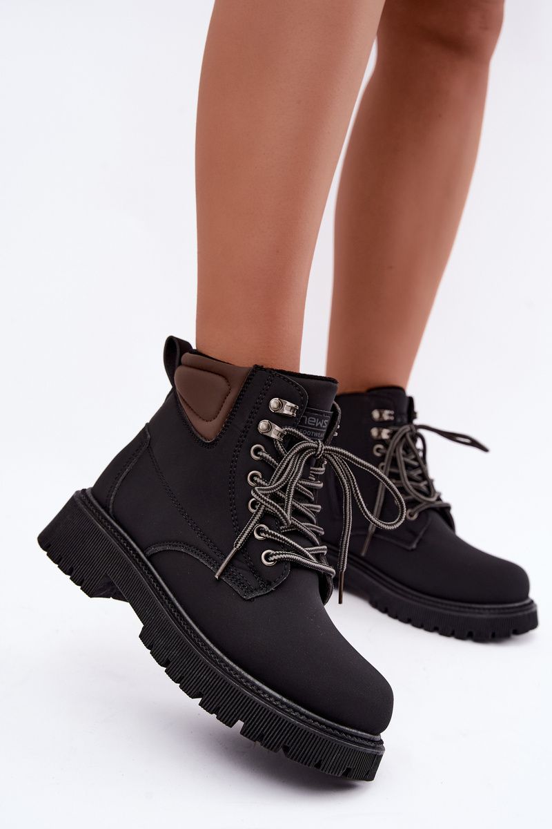 Schwarze gefütterte Stiefelette aus Kunstleder mit Plateau