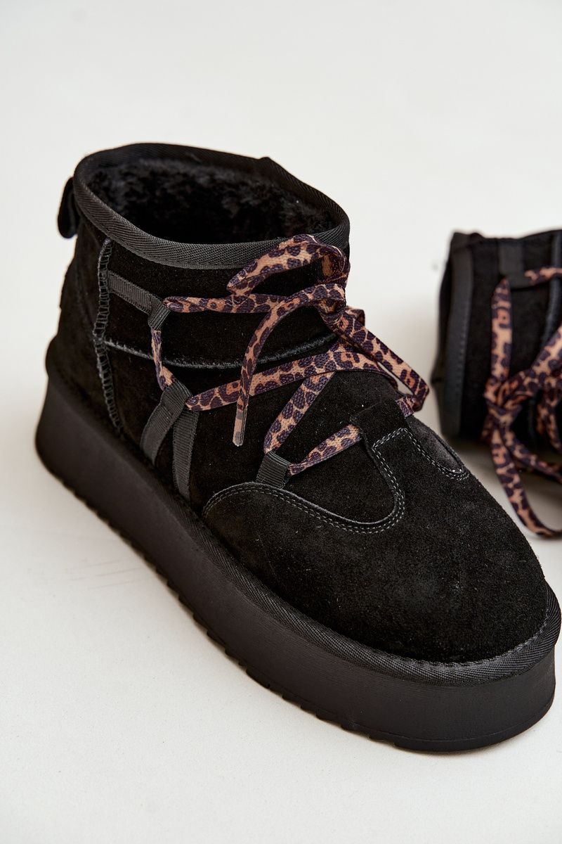 Schwarze Schneestiefel aus Veloursleder mit Schnürung und Plateausohle
