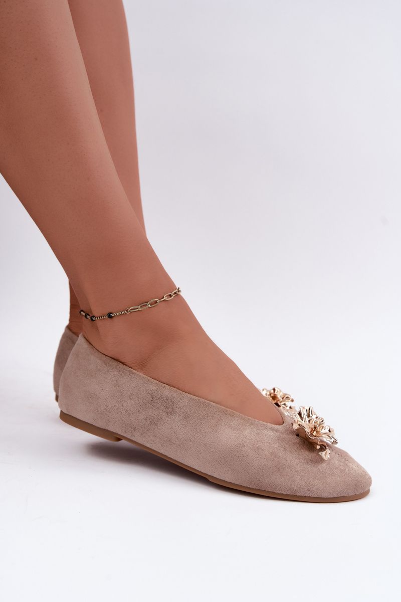 Beige Ballerinas mit Schmuckverzierung