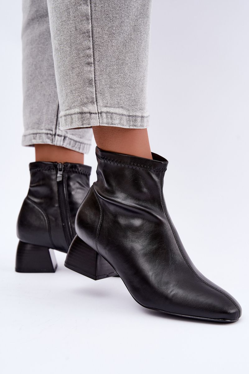 Schwarze Stiefelette aus Kunstleder mit Blockabsatz