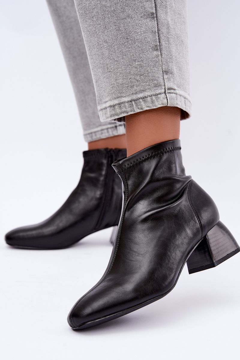 Schwarze Stiefelette aus Kunstleder mit Blockabsatz