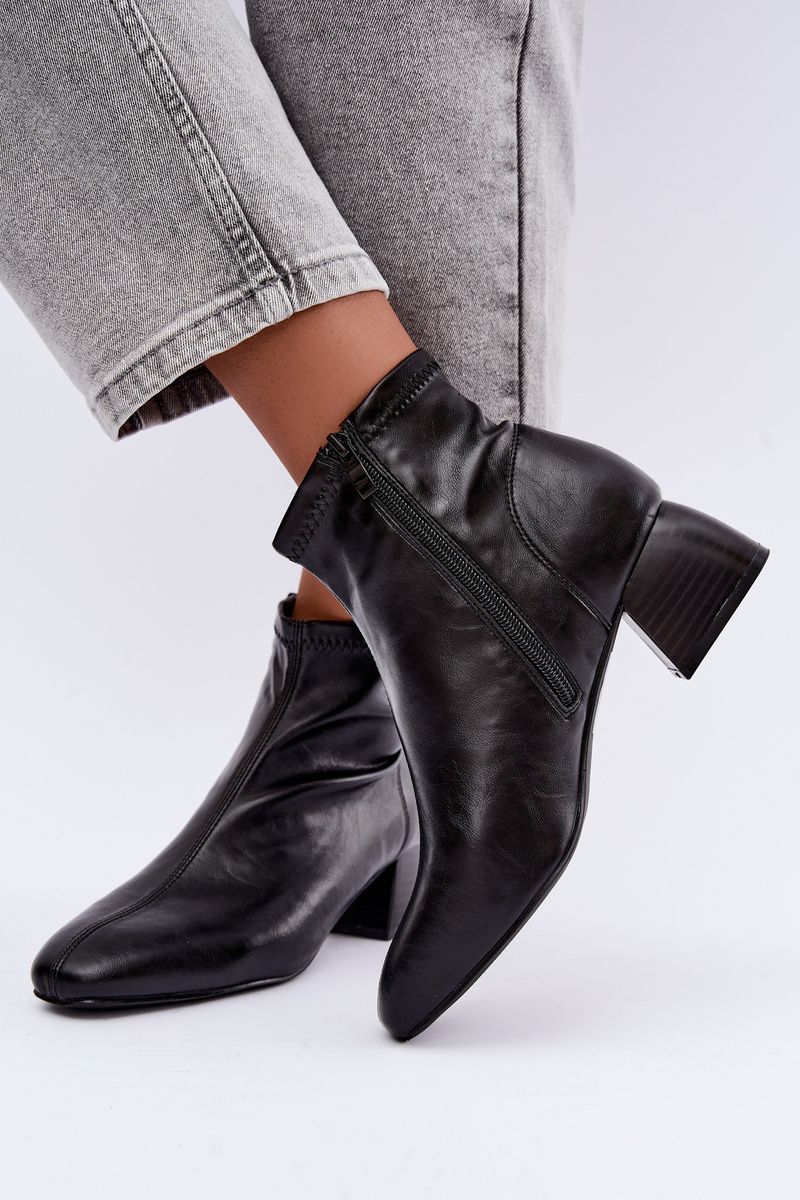 Schwarze Stiefelette aus Kunstleder mit Blockabsatz