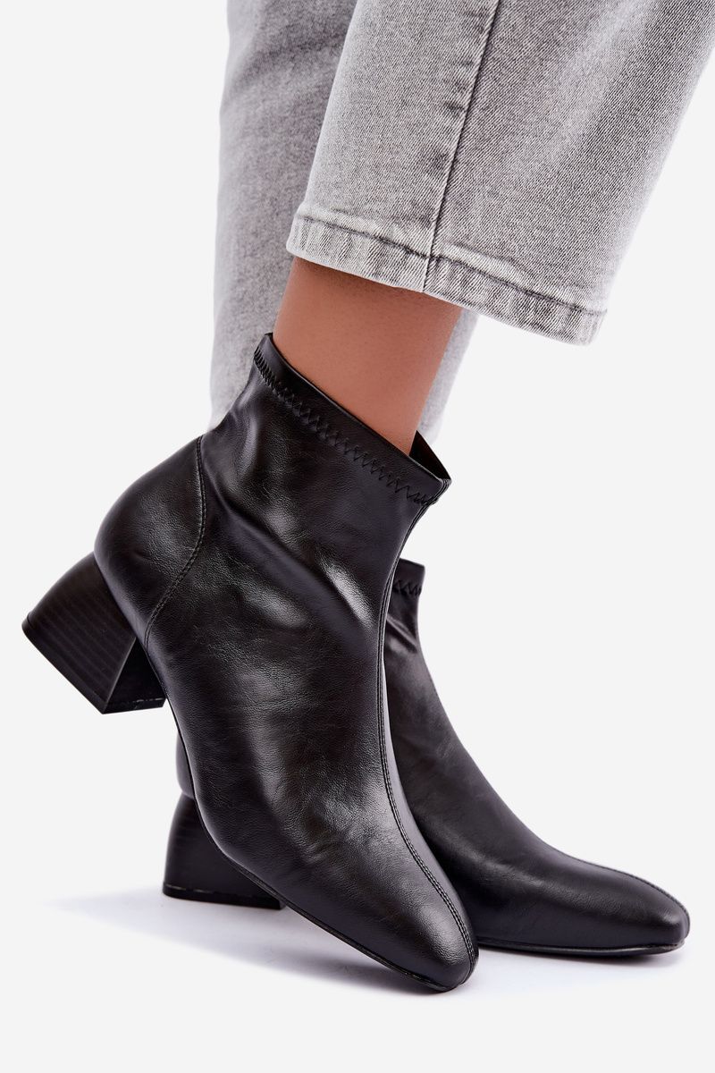 Schwarze Stiefelette aus Kunstleder mit Blockabsatz