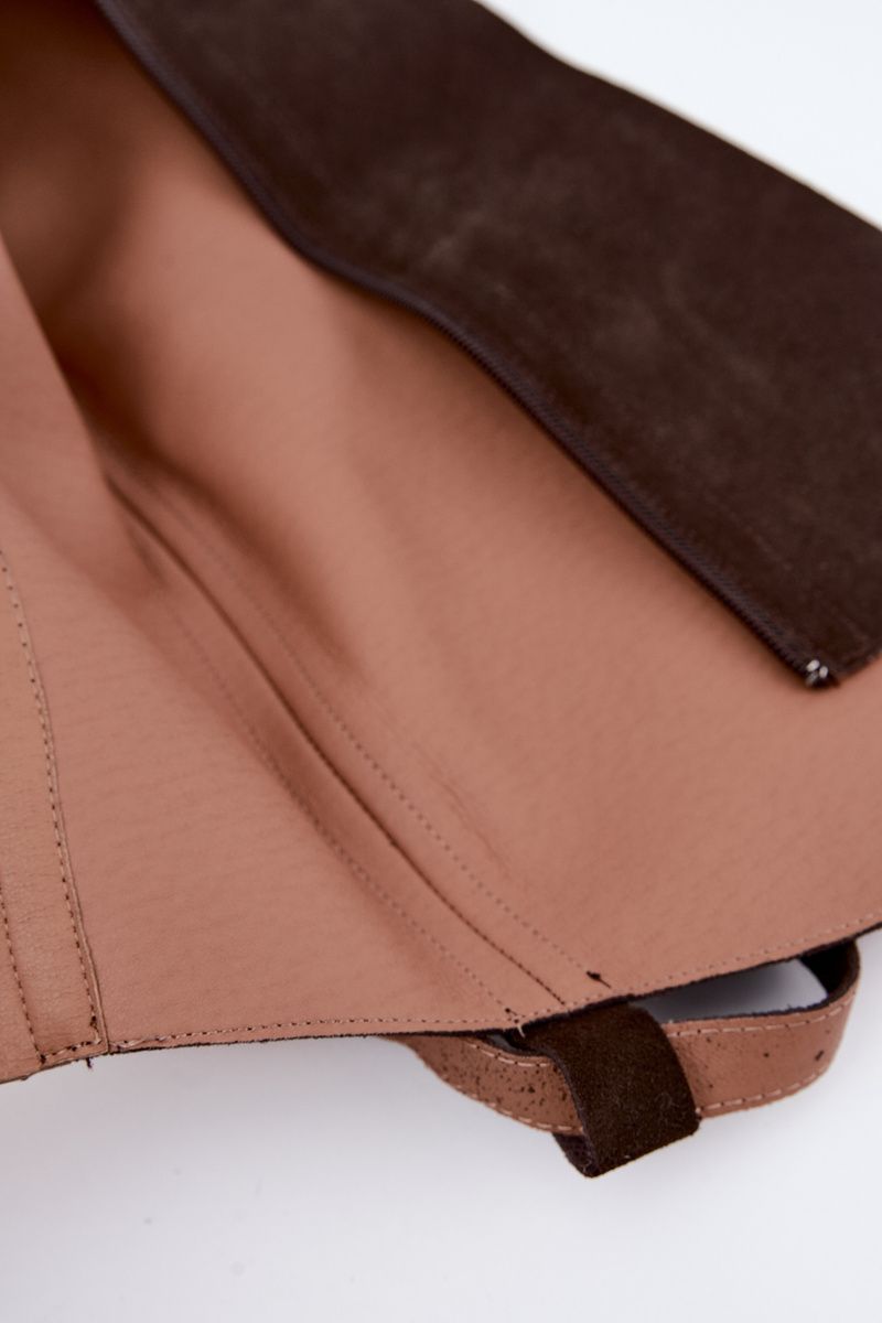 Stiefel aus Veloursleder mit dekorativem Riemen, braun
