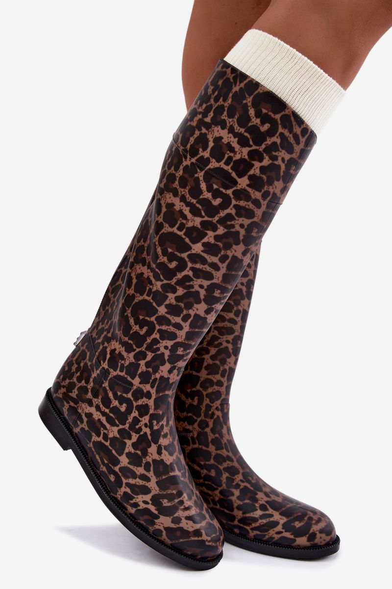 Hohe braune Gummistiefel mit flachem Absatz und Animal-Print