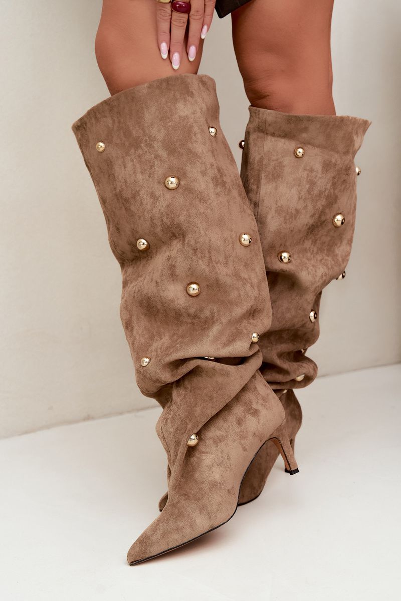 Beige Overknee-Stiefel mit Stilettoabsatz und goldenen Details