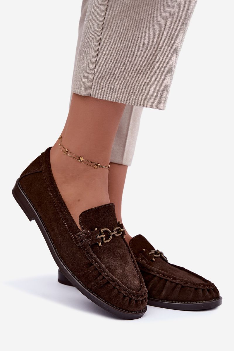 Veloursleder-Mokassin mit Zierde und Falten, braun