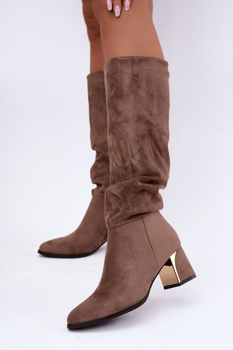 Beige gefütterte Stiefel mit Falten und Blockabsatz