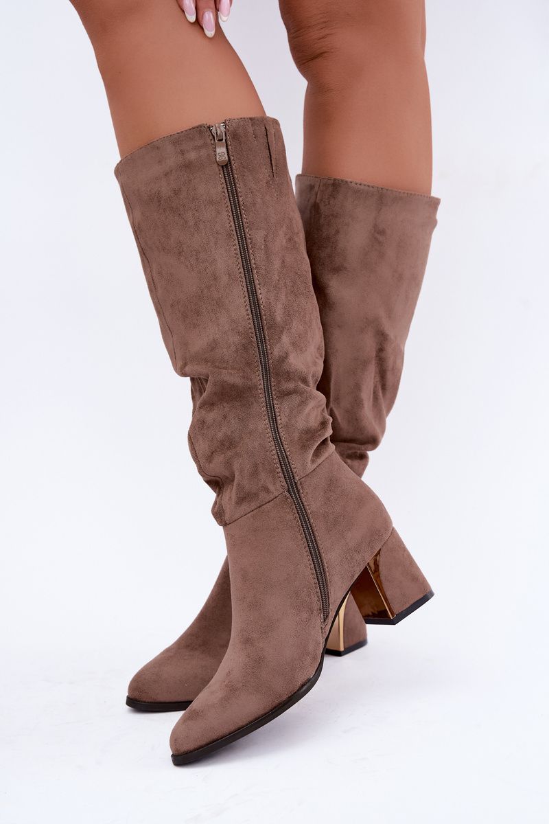 Beige gefütterte Stiefel mit Falten und Blockabsatz
