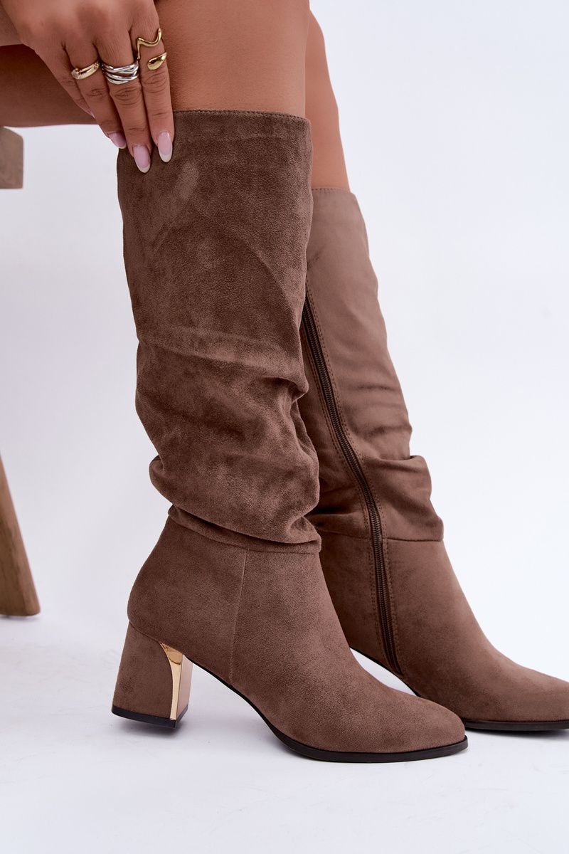 Beige gefütterte Stiefel mit Falten und Blockabsatz