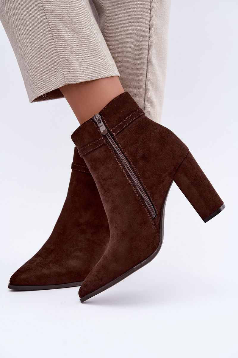 Stiefelette mit Blockabsatz und dekorativem Riemen, braun