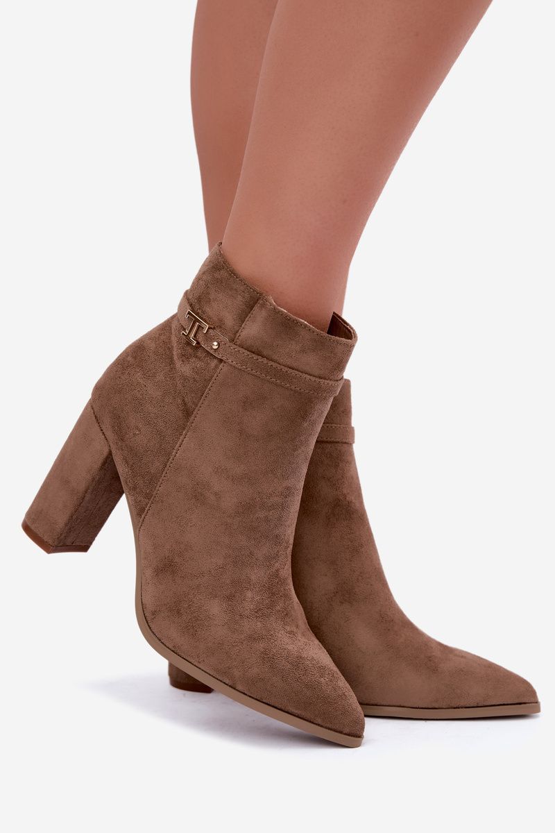 Beige Stiefelette mit Blockabsatz und dekorativem Riemen